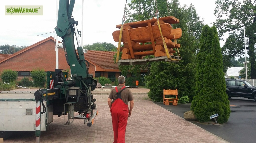 SOMMERAUE.de-Baumstamm-gartenmoebel-Transport-3