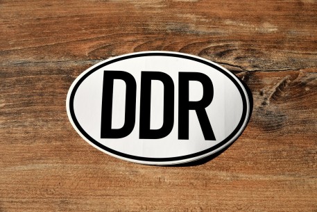 DDR-Laenderkennzeichen-Aufkleber-swarz-weiss-1
