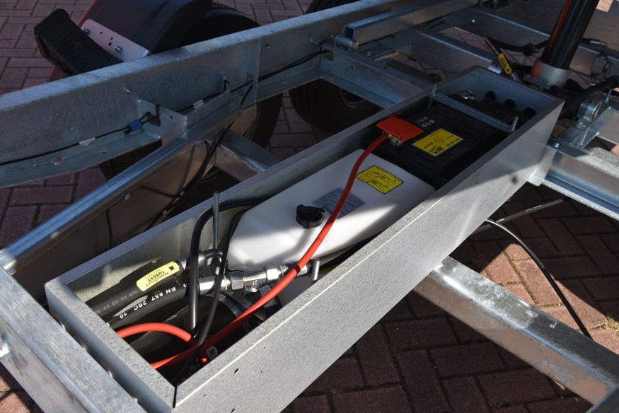 CRAFTMAX-TRIUS-3500-gebremst-mit-Pendelrueckwand-Stahl-Bordwand-Elektr-10