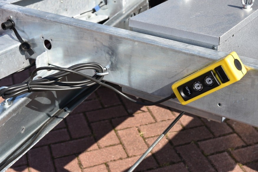 CRAFTMAX-TRIUS-3500-gebremst-mit-Pendelrueckwand-Stahl-Bordwand-Elektr-11