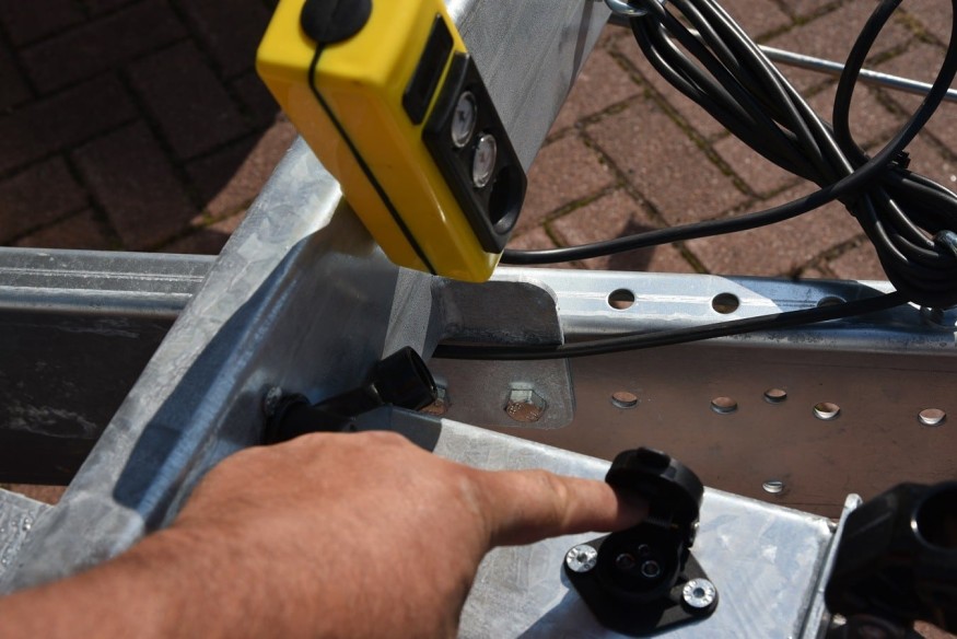 CRAFTMAX-TRIUS-3500-gebremst-mit-Pendelrueckwand-Stahl-Bordwand-Elektr-19