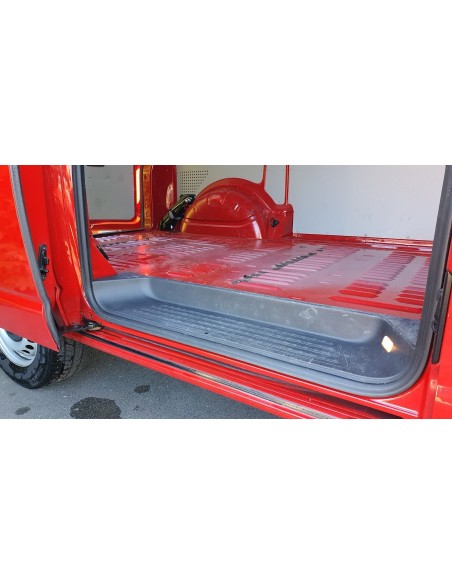 VW-Transporter-T6-Kasten-Fluegeltueren-rot-14