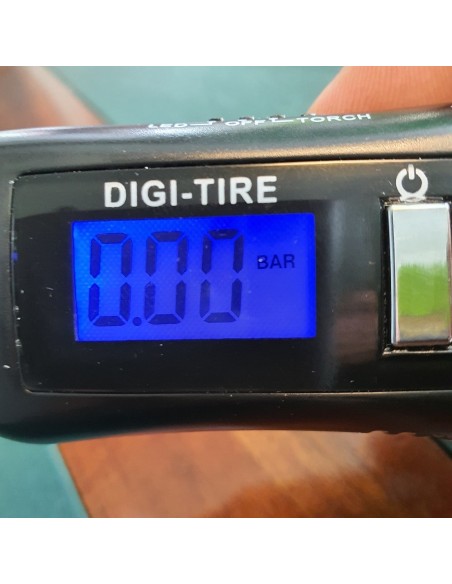 Digitaler-Reifendruckmesser-fuer-Anhaenger-3