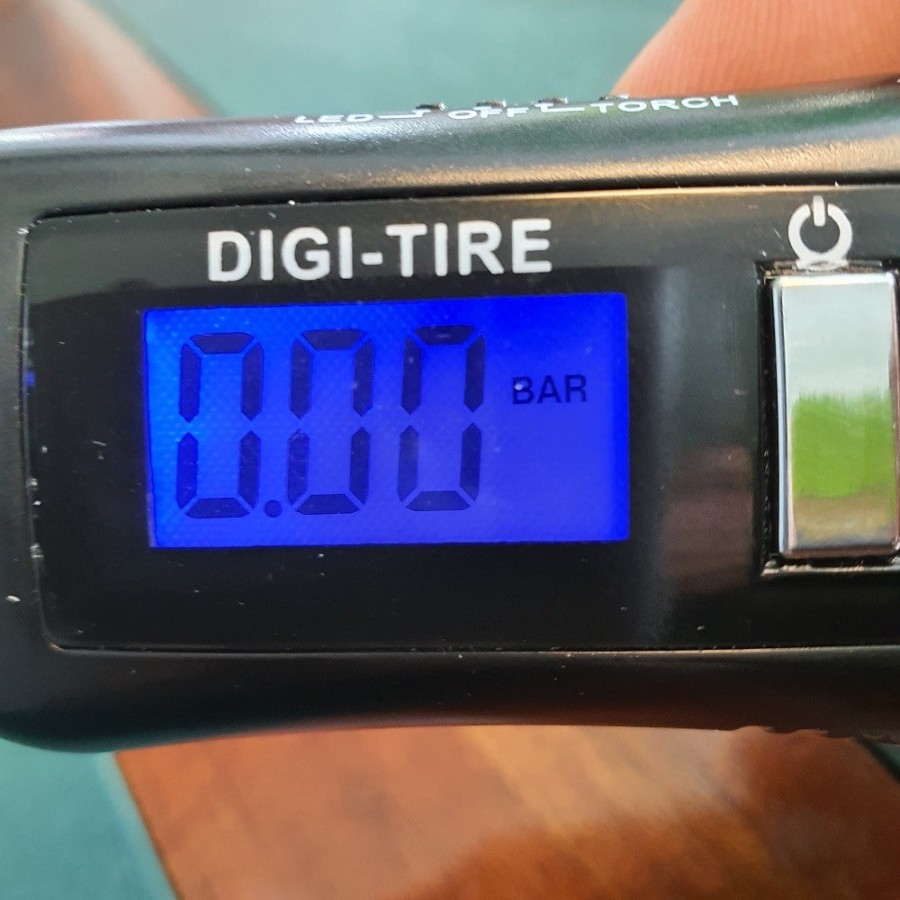 Digitaler-Reifendruckmesser-fuer-Anhaenger-3