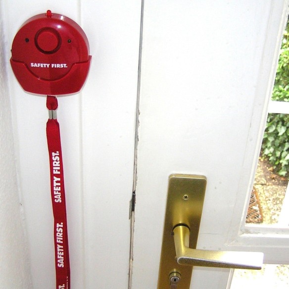 CRAFTMAX-red-allert-Notfallalarm-Panikausloeser-Tuer-LED-signalrot
