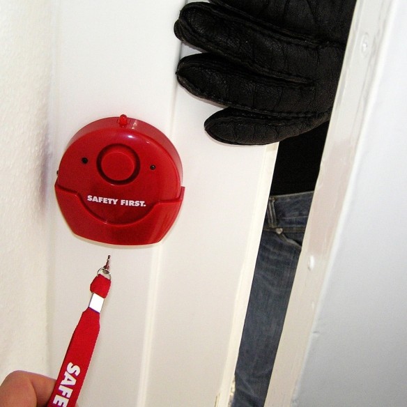 CRAFTMAX-red-allert-Notfallalarm-Panikausloeser-Tuer-Einbrecher-signalrot
