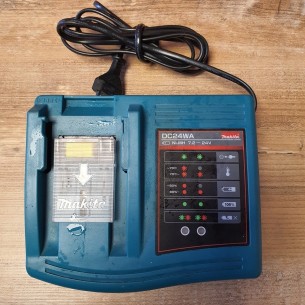MAKITA-BLM-240-Taschenlampe-24V-Akku-Ladegeraet-1 2