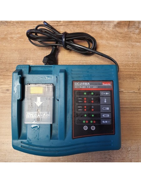 MAKITA-BLM-240-Taschenlampe-24V-Akku-Ladegeraet-2