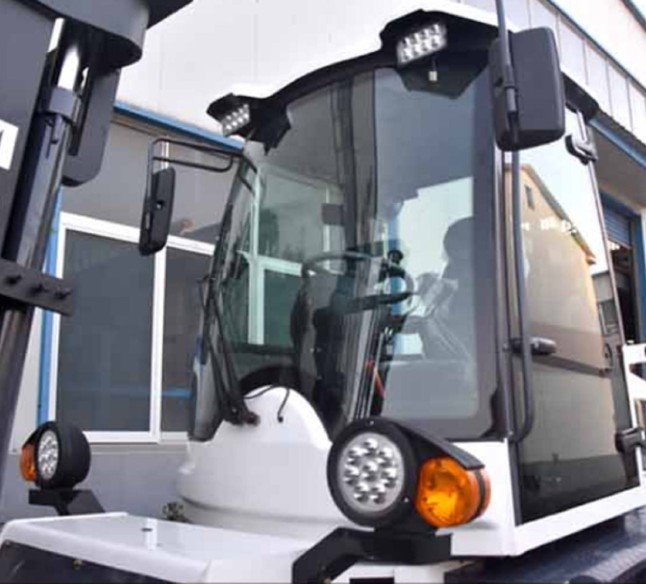 CRAFTMAX-roughTerrainForkLift-CMR3OY-Gabelstapler-fuer-schweres-Gelaende-Hubkraft-3to.-Hubhoehe-3m-40KW-Diesel-1