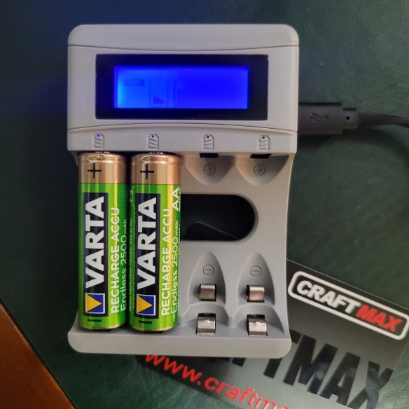 CRAFTMAX-USB-Batterie-Akku-Ladegeraet-NI-MH-NI-CD-AA-AAA-2000mAh-5V-LCD-blauer-Bildschirm-2