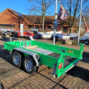 CRAFTMAX-MEGA-Baumaschinentransporter-3000Kg-mit-Schaufelauflage-schwenkbaren-Auffahrrampen-Heckstuetzen-gruen-1