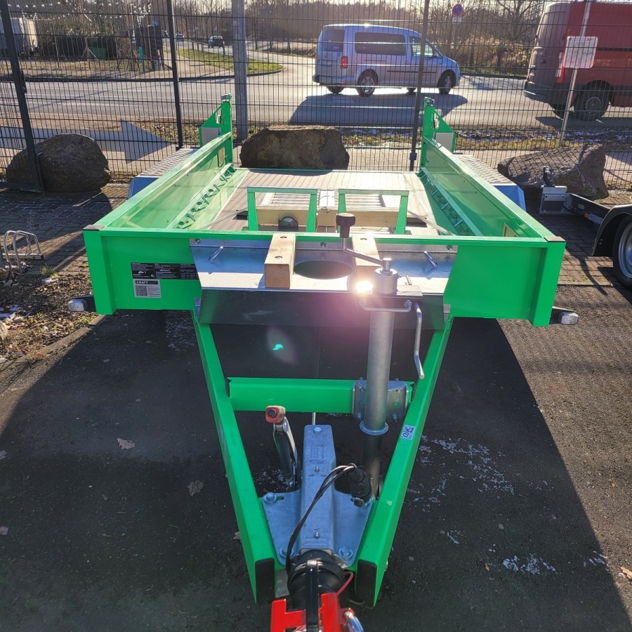 CRAFTMAX-MEGA-Baumaschinentransporter-3000Kg-mit-Schaufelauflage-schwenkbaren-Auffahrrampen-Heckstuetzen-gruen-2