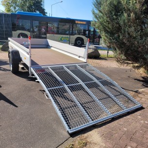 KLAPPFIX-1300-ALU-Kastenanhaenger-2.50×1.40×0.35m-Stahlgitterheckklappe-Auffahrrampe-1 2
