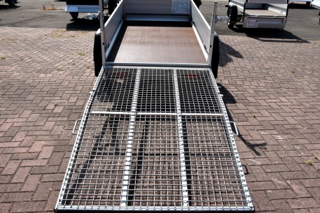 KLAPPFIX-2000-Tandem-ALU-Kastenanhaenger-2.50×1.40×0.35m-Stahlgitterheckklappe-Auffahrrampe 2