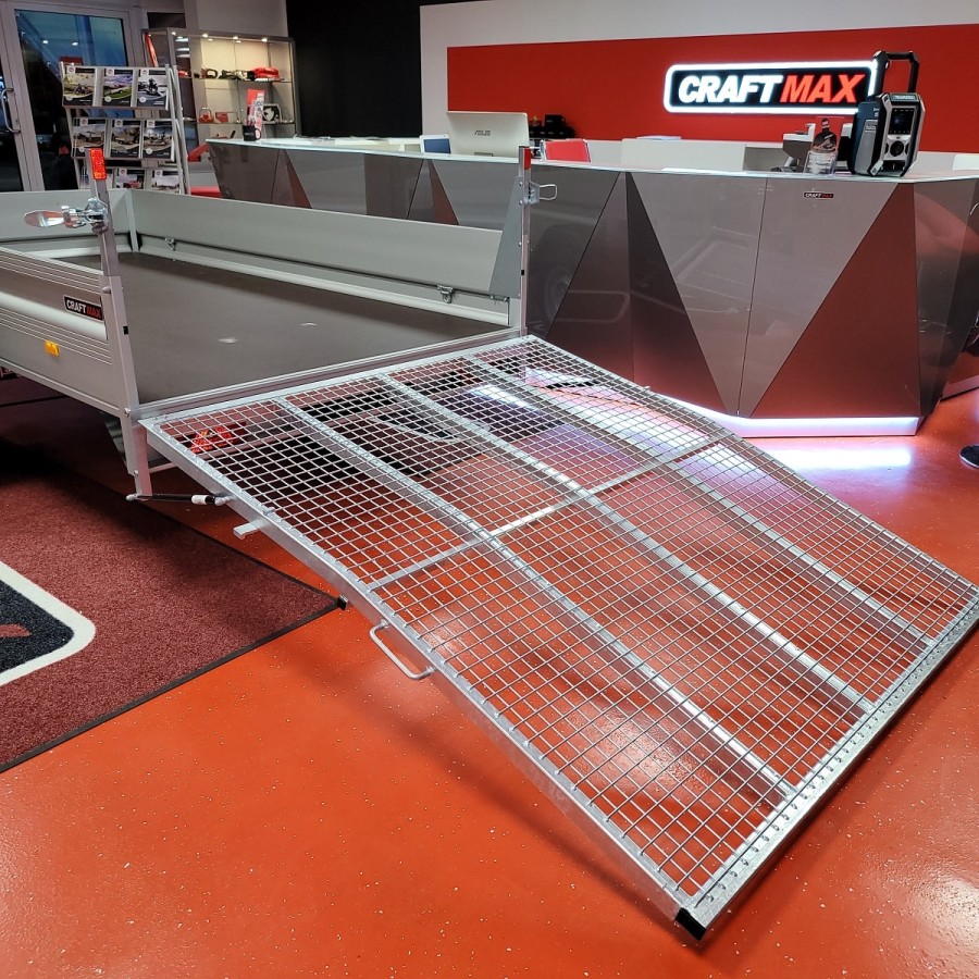 CRAFTMAX-KLAPPFIX-Kastenanhaenger-1300-Kg-ALU-Bordwaende-Stahlgitterheckklappe-Auffahrrampe-3000x1550x350mm-11