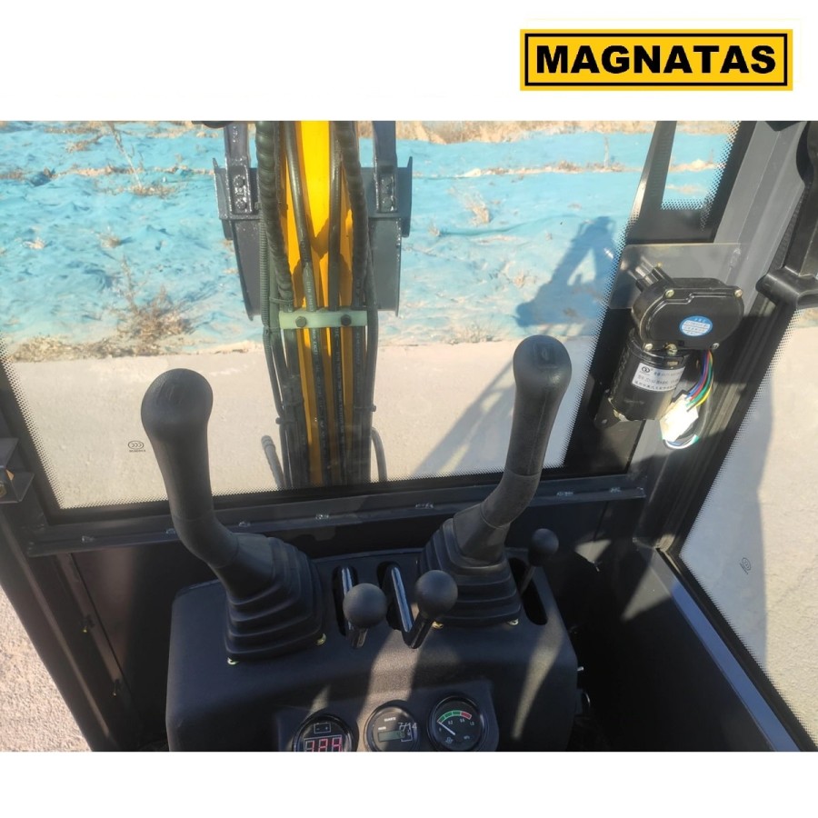 MAGNATAS-Diesel-Mini-Bagger-Cabine