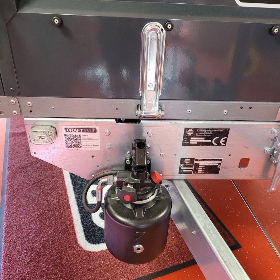 STEMA®-Anhaenger-ROCKO®1-–-1800-Jubilaeumsmodell-Rueckwaertskipper-Holzboden-Stahl-Bordwand-anthrazitgrau-gepulvert-9