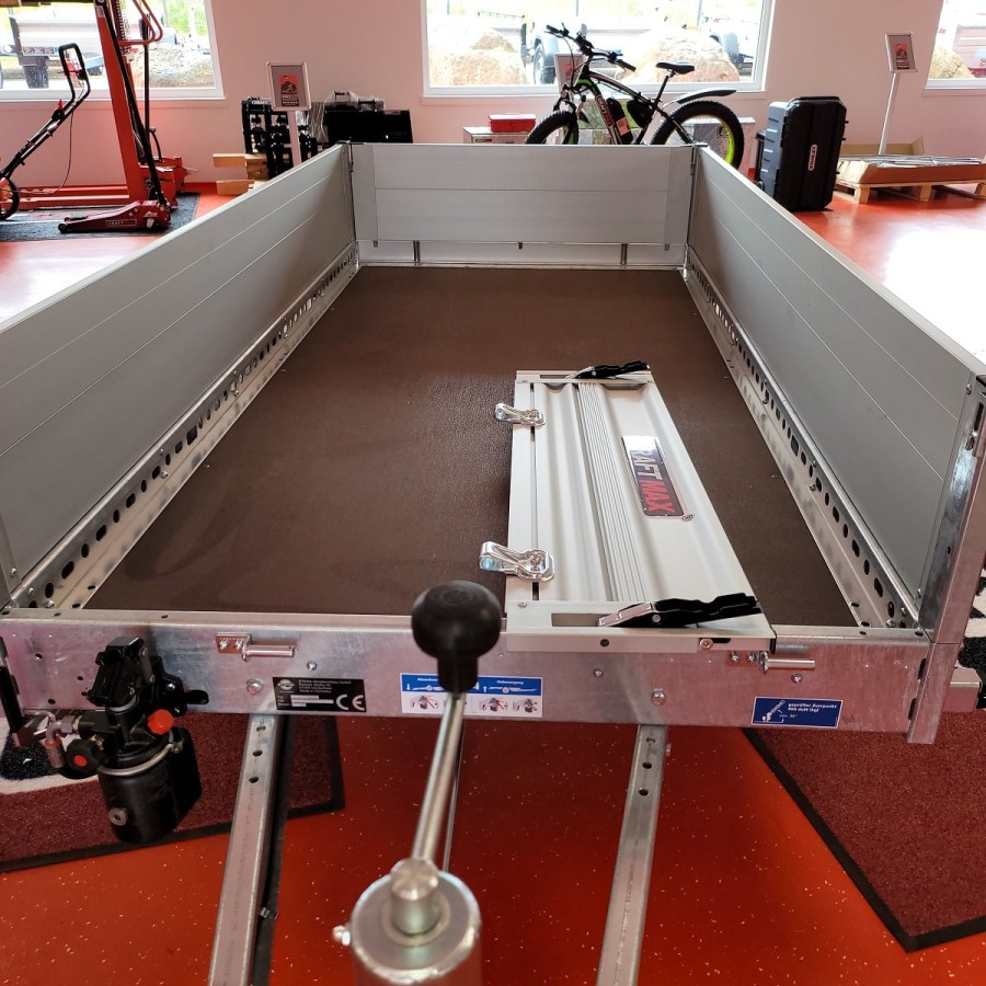 STEMA-Absenkanhaenger-WOM-XT-1000-Handhydraulik-ALU-Bordwandaufsatz-Front-Heckklappe-251x128x40cm-100kmh-8