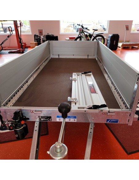 STEMA-Absenkanhaenger-WOM-XT-1000-Handhydraulik-ALU-Bordwandaufsatz-Front-Heckklappe-251x128x40cm-100kmh-8
