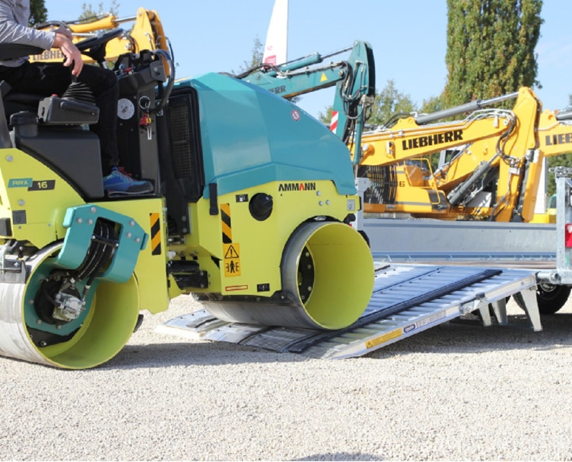 Baumaschinentransporter-mit-schwenkbaren-Rampen-1