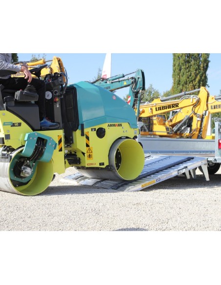 Baumaschinentransporter-mit-schwenkbaren-Rampen-1