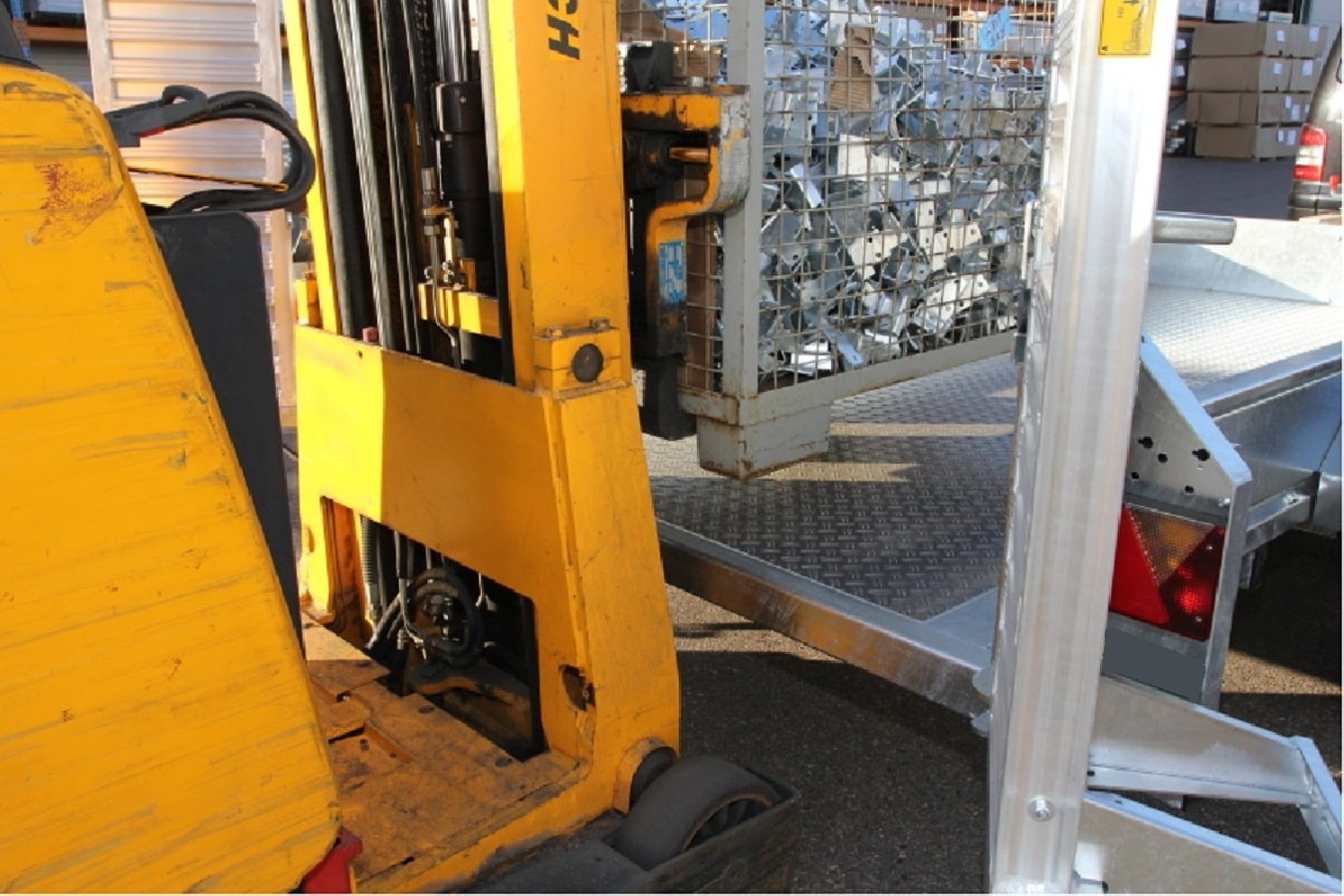 Baumaschinentransporter-mit-schwenkbaren-Rampen-2
