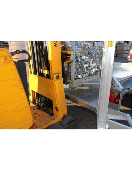 Baumaschinentransporter-mit-schwenkbaren-Rampen-2