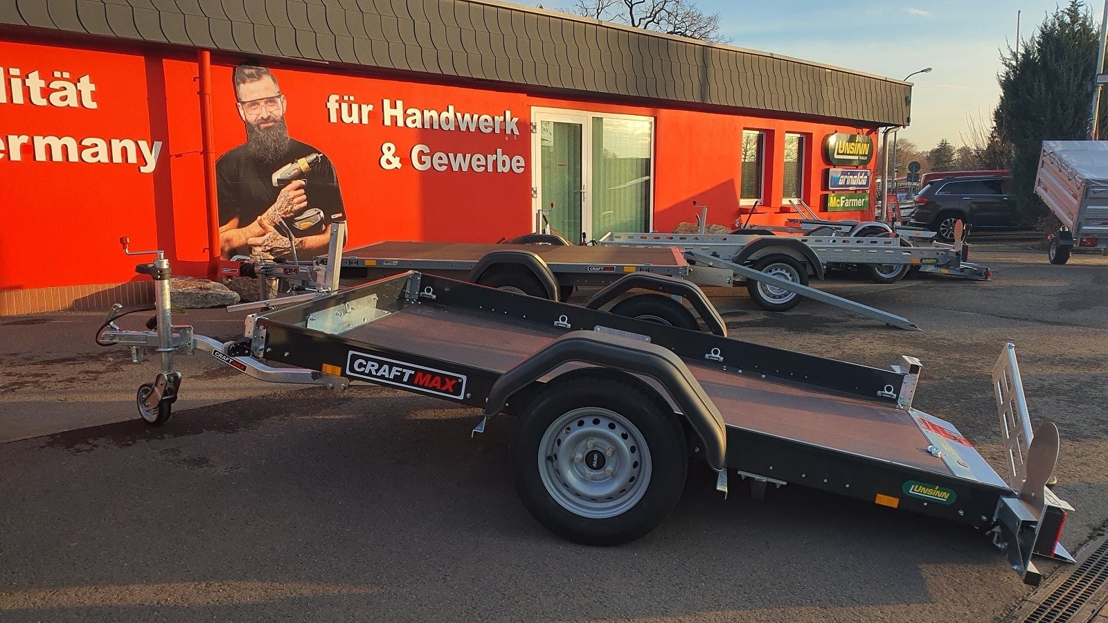 CRAFTMAX-CROSS-blackedition-Motorradtransporter-750-Kg-Absenk-Kippanhaenger-mechanisch-1