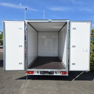 CRAFTMAX-Kofferanhaenger-1300-Plywood-GFK-Oberflaeche-3.05×1.57×1.84m-Fluegeltueren-Zurrsystem-gebremst-1 2