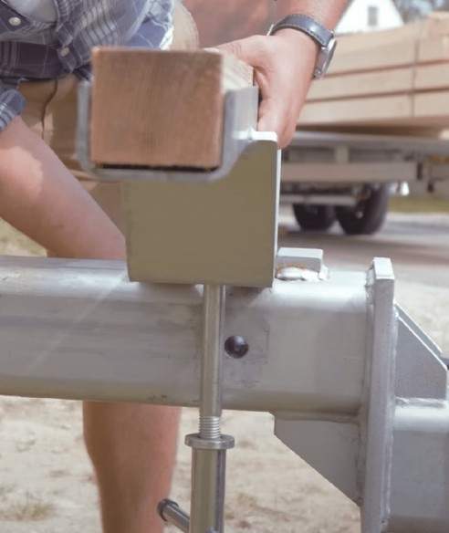 CRAFTMAX-Auflagebock-auf-der-Zugdeichsel
