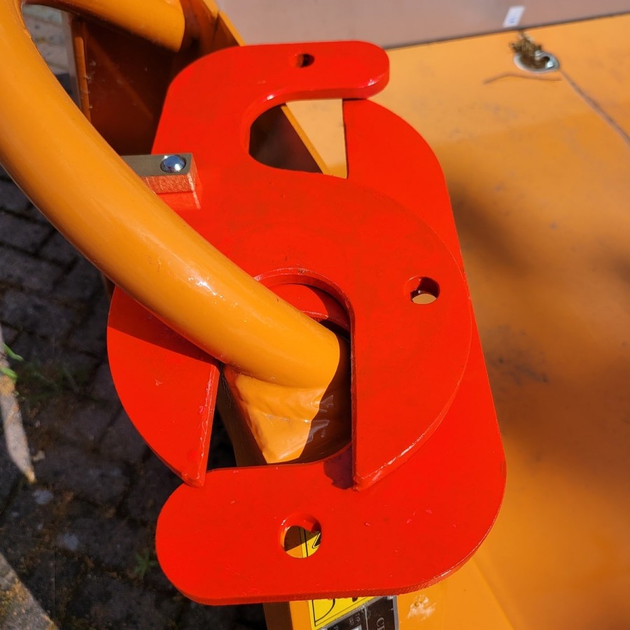 Diebstahlsicherung-fuer-Hakenlift-Abrollcontainer-Sicherheitsschloss-ASSA-ABLOY-Corbin-neon-rot-1