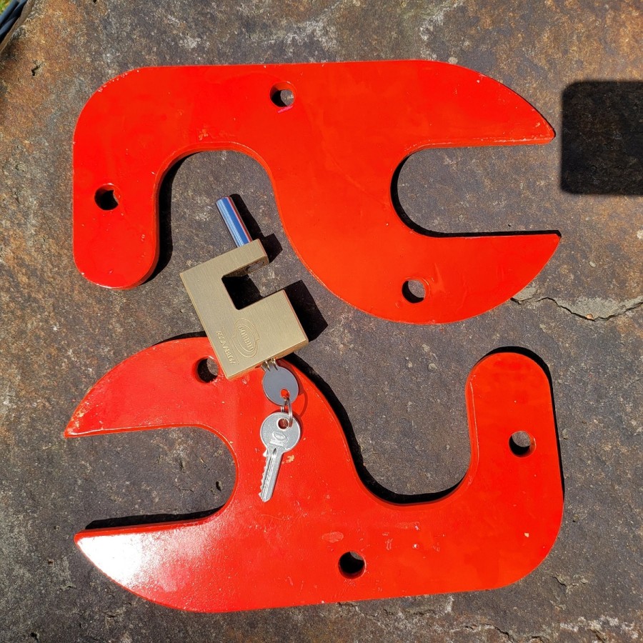 Diebstahlsicherung-fuer-Hakenlift-Abrollcontainer-Sicherheitsschloss-ASSA-ABLOY-Corbin-neon-rot-2