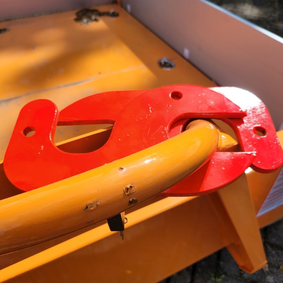 Diebstahlsicherung-fuer-Hakenlift-Abrollcontainer-Sicherheitsschloss-ASSA-ABLOY-Corbin-neon-rot-6
