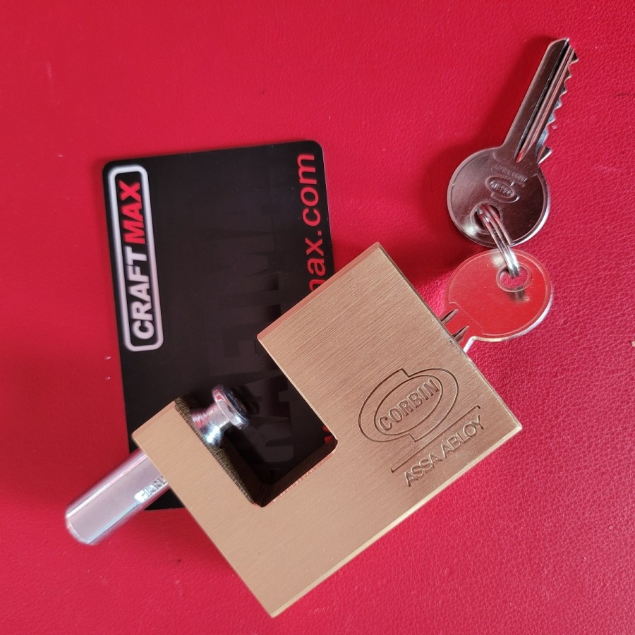 Diebstahlsicherung-fuer-Hakenlift-Abrollcontainer-Sicherheitsschloss-ASSA-ABLOY-Corbin-neon-rot-4