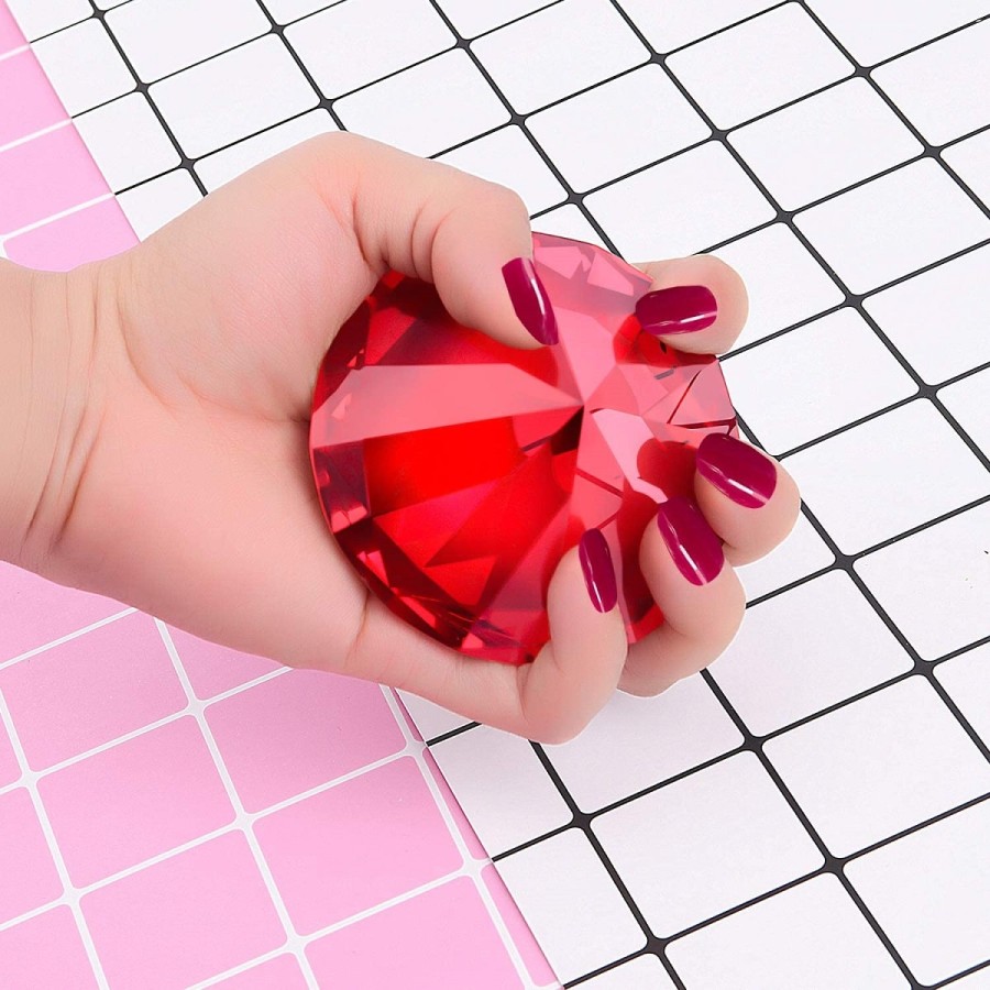 Riesiger-roter-Kristall-Diamant-Prisma-mit-verziertem-Staender-3