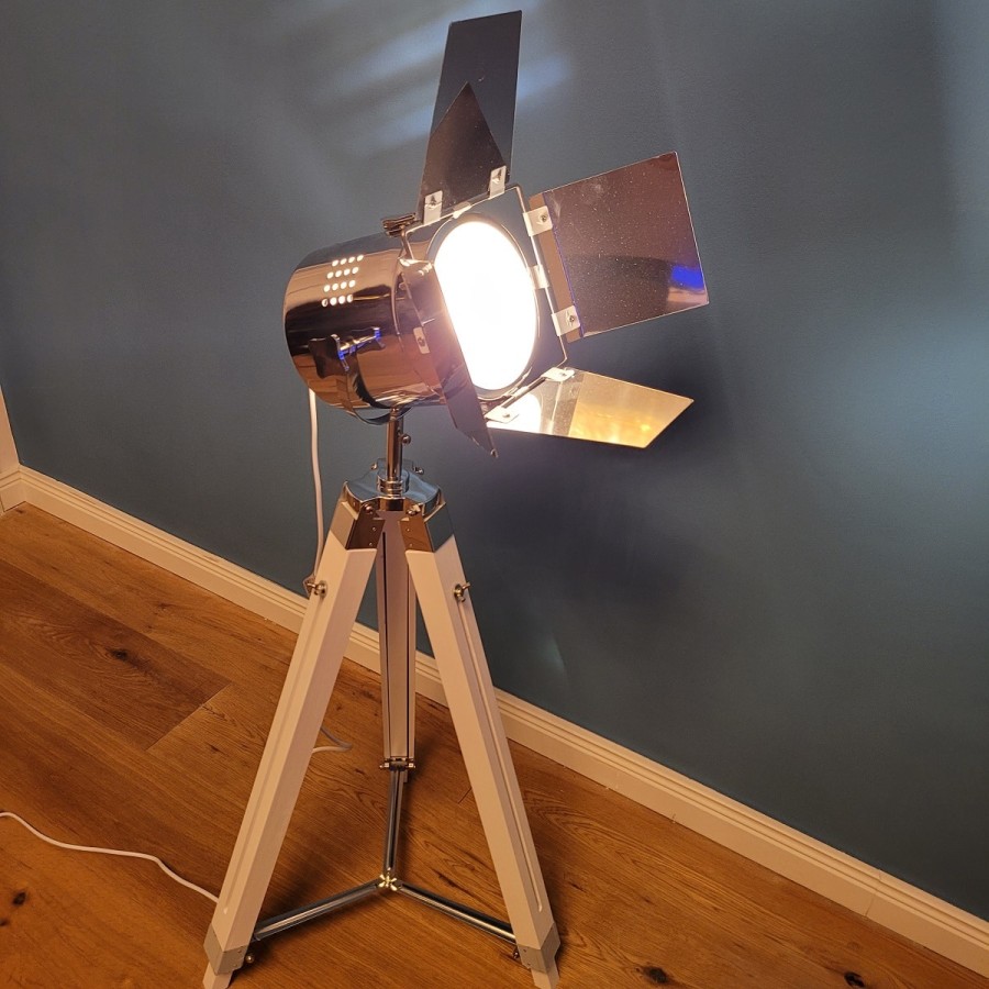 Studio-Tripod-Standleuchte-mit-Stativ-aus-Holz-verchromter-Stahl-8