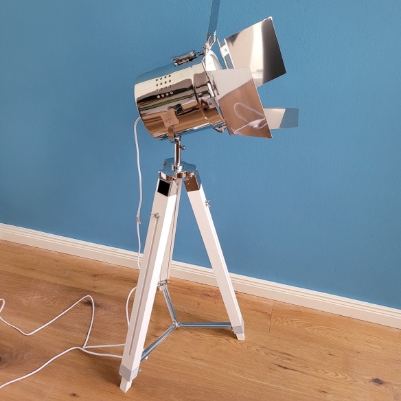 Studio-Tripod-Standleuchte-mit-Stativ-aus-Holz-verchromt-weiss
