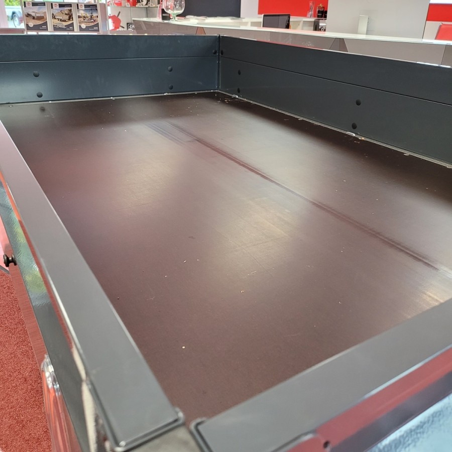 STEMA®-Anhaenger-ROCKO®1-–-1800-Jubilaeumsmodell-Rueckwaertskipper-Holzboden-Stahl-Bordwand-anthrazitgrau-gepulvert-7