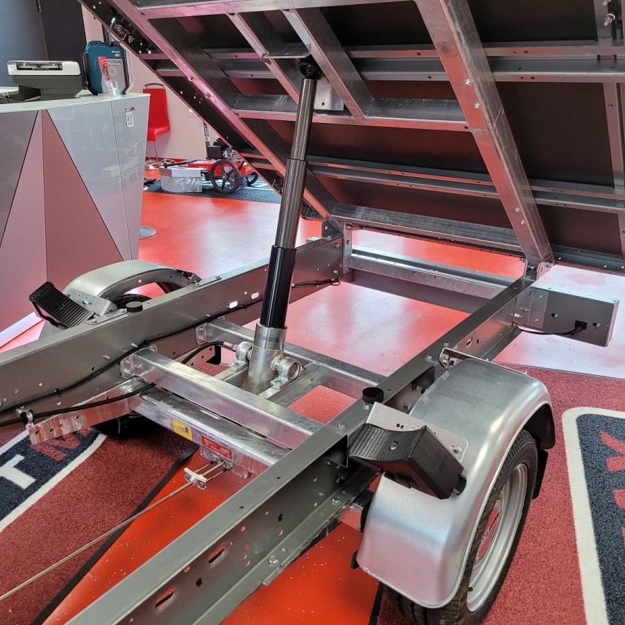 STEMA®-Anhaenger-ROCKO®1-–-1800-Jubilaeumsmodell-Rueckwaertskipper-Holzboden-Stahl-Bordwand-anthrazitgrau-gepulvert-13
