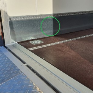 Kantenschutz-fuer-Kofferanhaenger-und-Kuehltransporter-aus-Metall-1