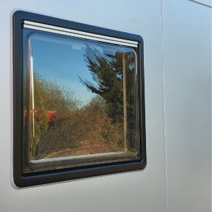 Anhaenger-Fenster-Thermo-mit-Jalousie-1
