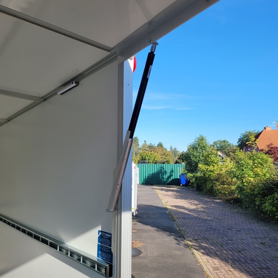 Heckklappe-fuer-Kofferanhaenger-nach-oben-oeffnend-3