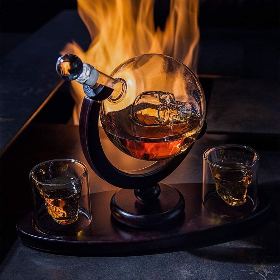 Totenkopf-Whisky-Glaeser-Glaskugel-Karaffe-Holztablett-Geschenkset-2