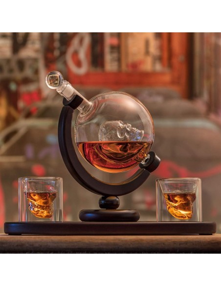 Totenkopf-Whisky-Glaeser-Glaskugel-Karaffe-Holztablett-Geschenkset-3