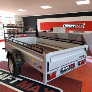 CRAFTMAX-MAXI-1300Kg-Kastenanhaenger-gebremst-35er-ALU-Bordwaende-Front-Heckklappe-abnehmbar-Reling-H-Gestell-2.500x1.400x0.35cm