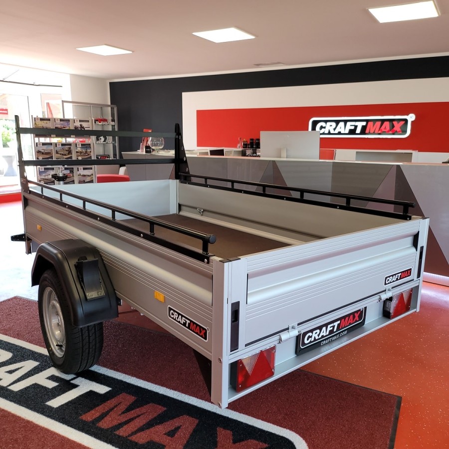 CRAFTMAX-MAXI-1300Kg-Kastenanhaenger-gebremst-35er-ALU-Bordwaende-Front-Heckklappe-abnehmbar-Reling-H-Gestell-2.500x1.400x0.35cm
