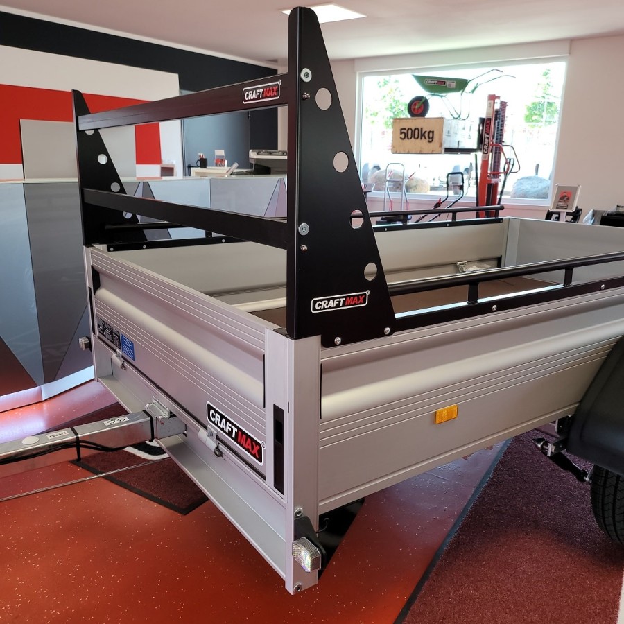 CRAFTMAX-MAXI-1300Kg-Kastenanhaenger-gebremst-35er-ALU-Bordwaende-Front-Heckklappe-abnehmbar-Reling-H-Gestell-2.500x1.400x0.35cm