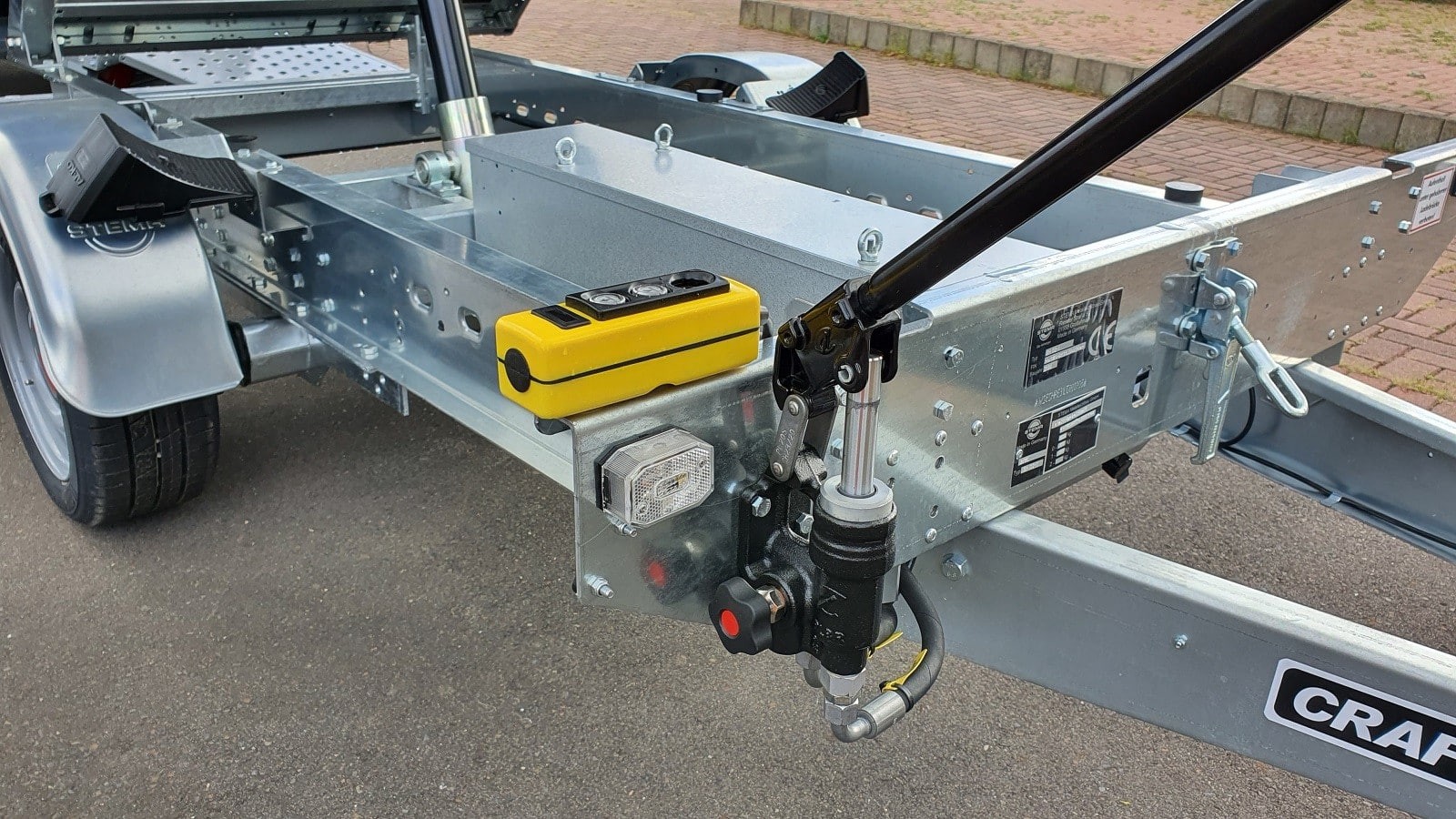 STEMA-ROCKO®1-1500kg-Rueckwaertskipper-mit-Elektrohydraulik-Handpumpe-3