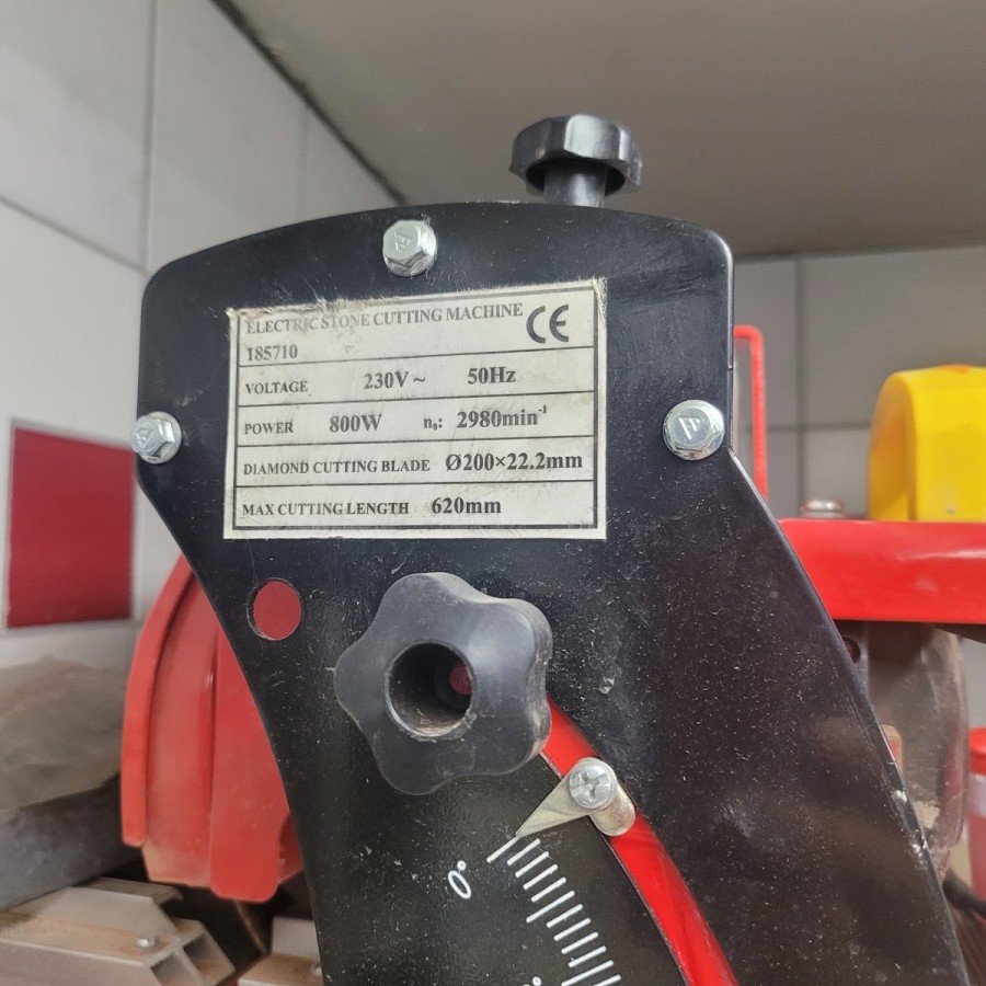 Nass-Schneidemaschine-mit-Tisch
