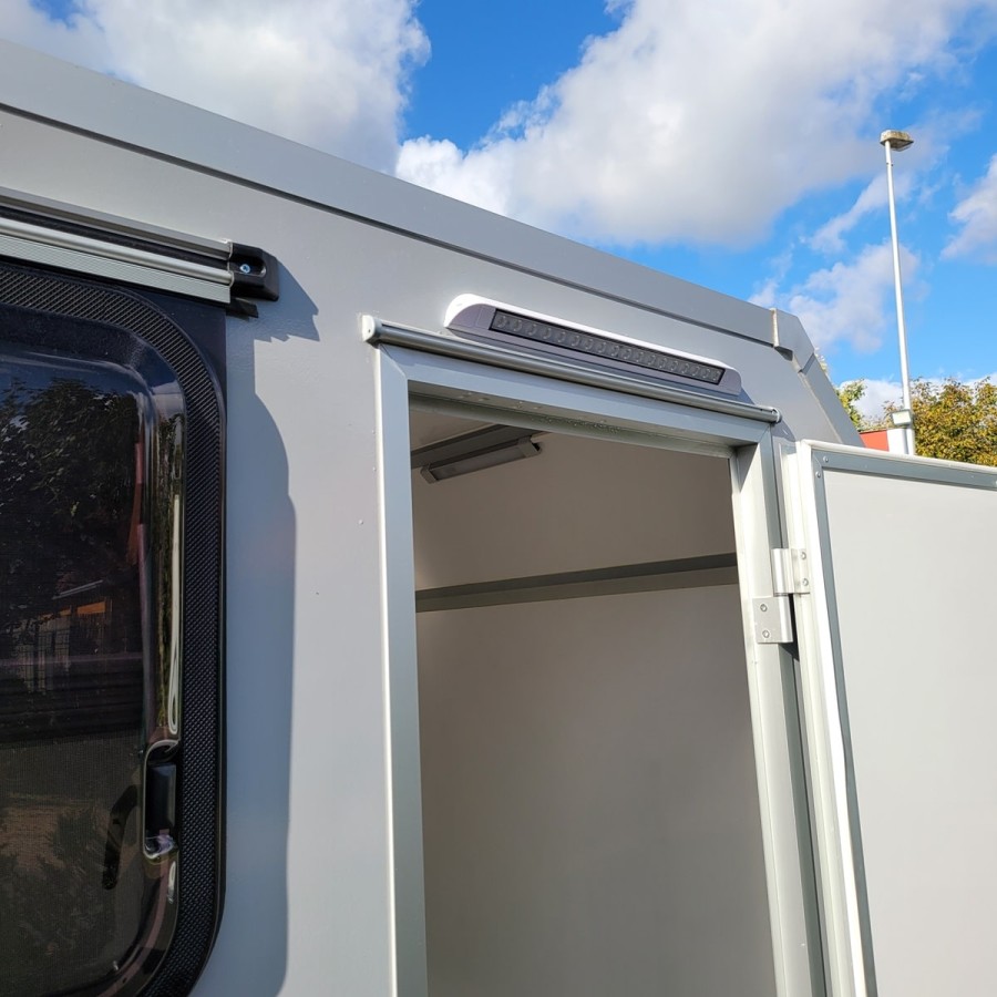 CRAFTMAX-OffRoad-Camping-Anhaenger-1300kg-Einachs-3.00x1.50x1.80m-mit-Klappe-nach-oben-Fenster-Tuer-100kmh-9